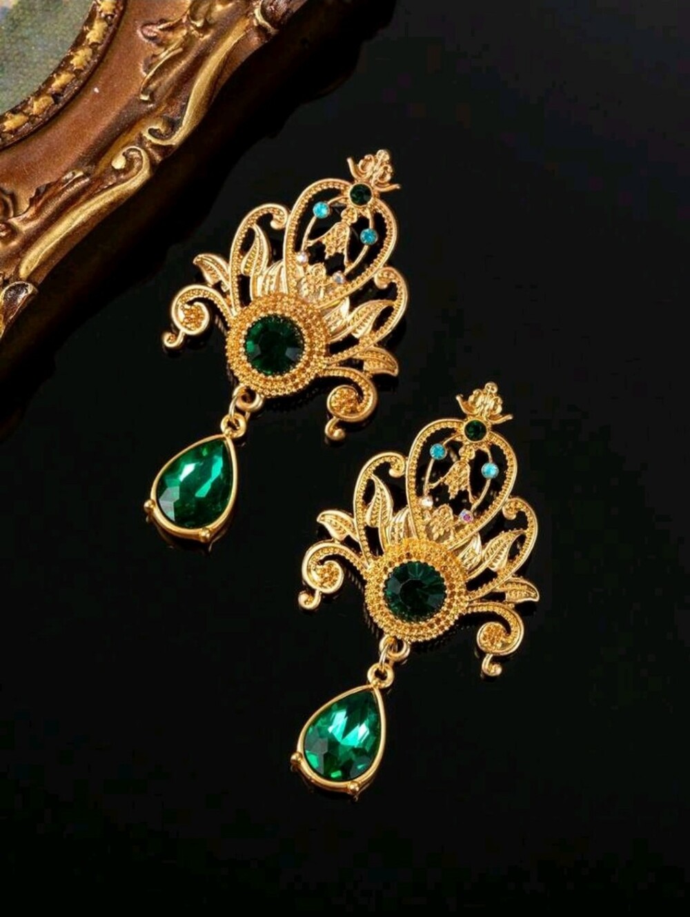 BRAND NEW ** Gold and Emerald Drop Filigree Earrings